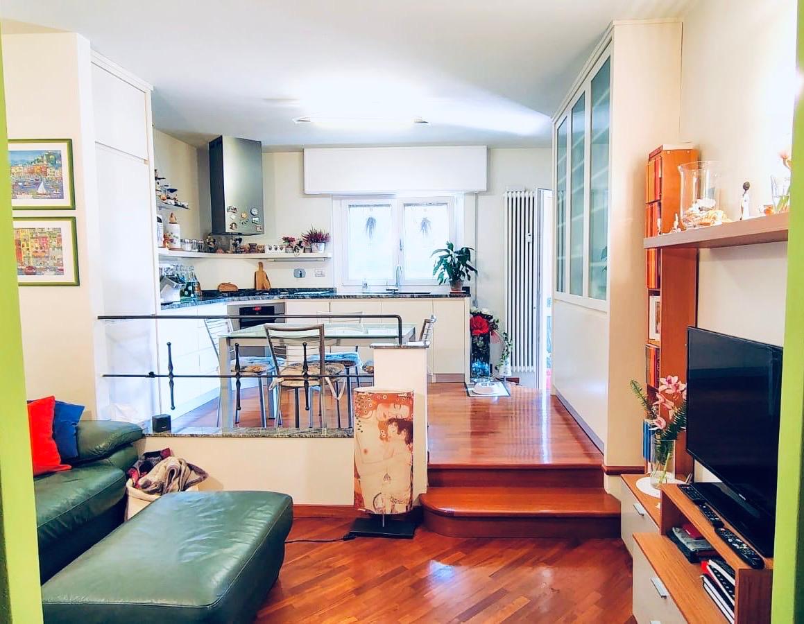 Ultimo piano ristrutturato con 2 balconi vivibili – luminosissimo