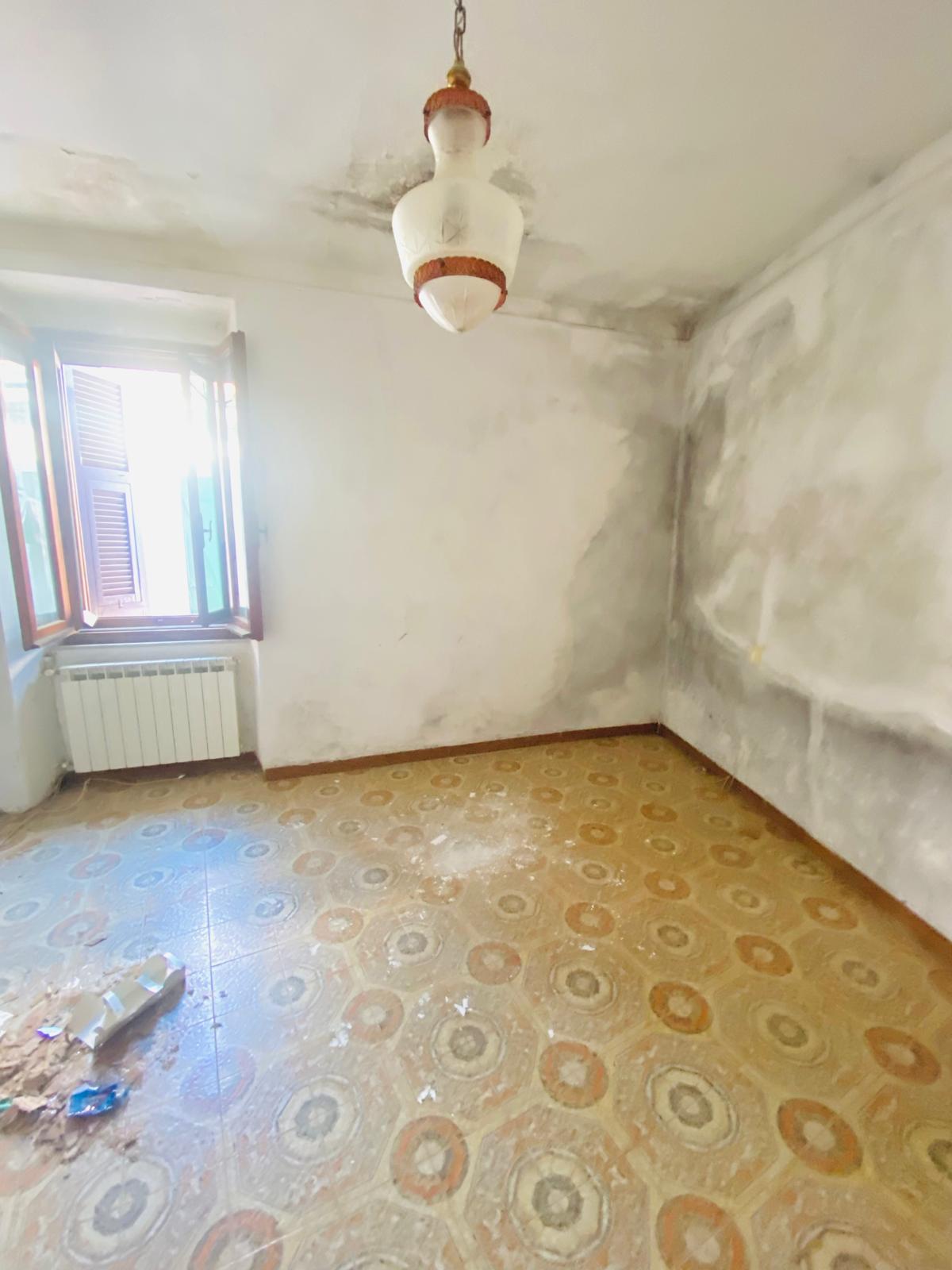 Terratetto su tre livelli da ristrutturare – Bastremoli