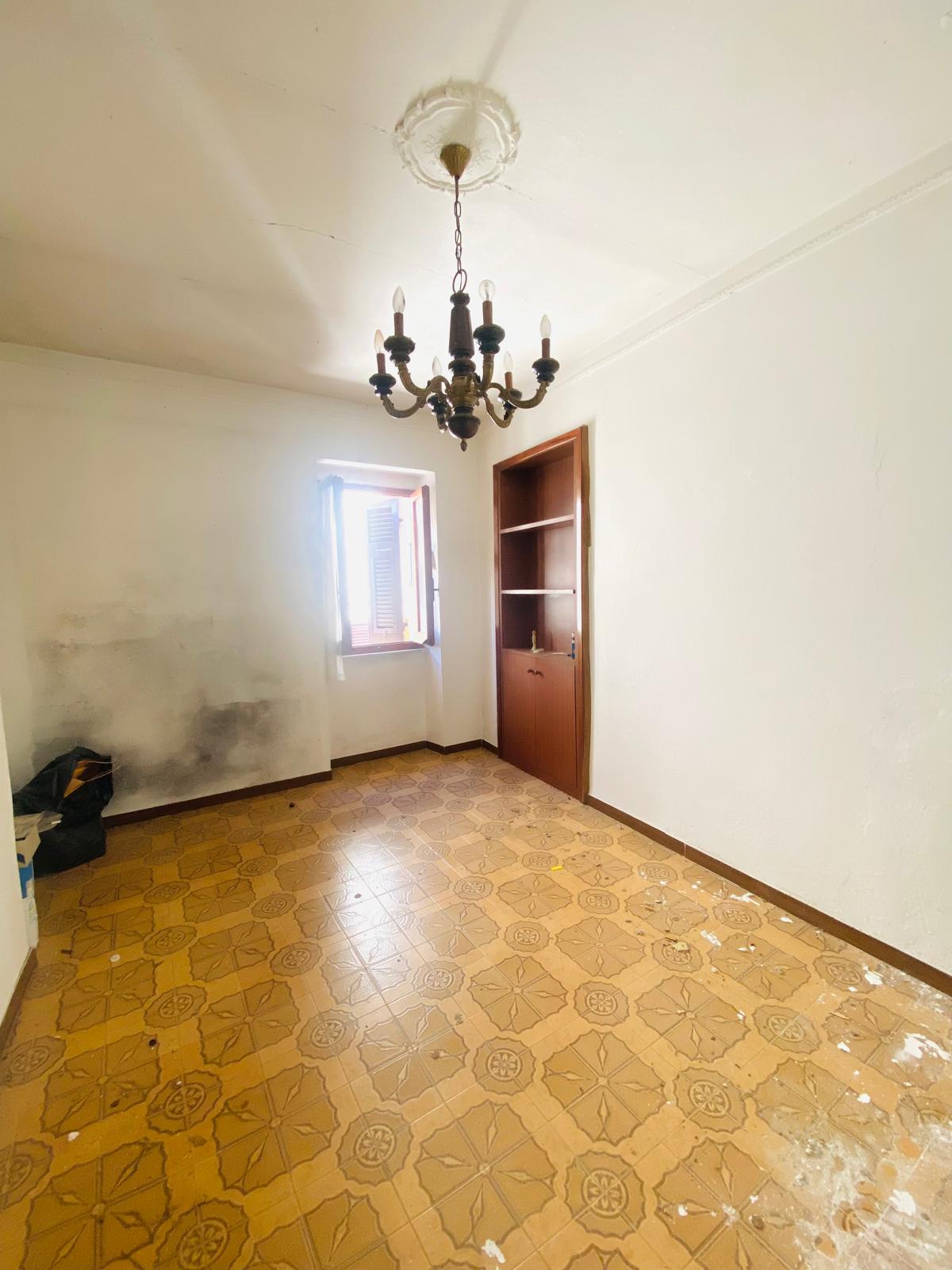 Terratetto su tre livelli da ristrutturare – Bastremoli