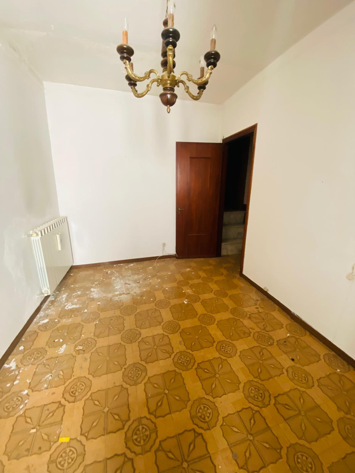 Terratetto su tre livelli da ristrutturare – Bastremoli