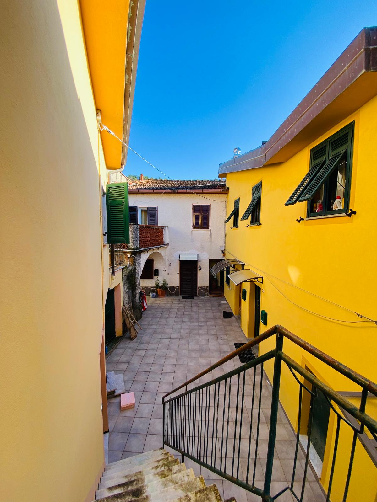 CASA NEL BORGO DI CARNEA – FACCIATA RIFATTA E AMBIENTI ABITABILI