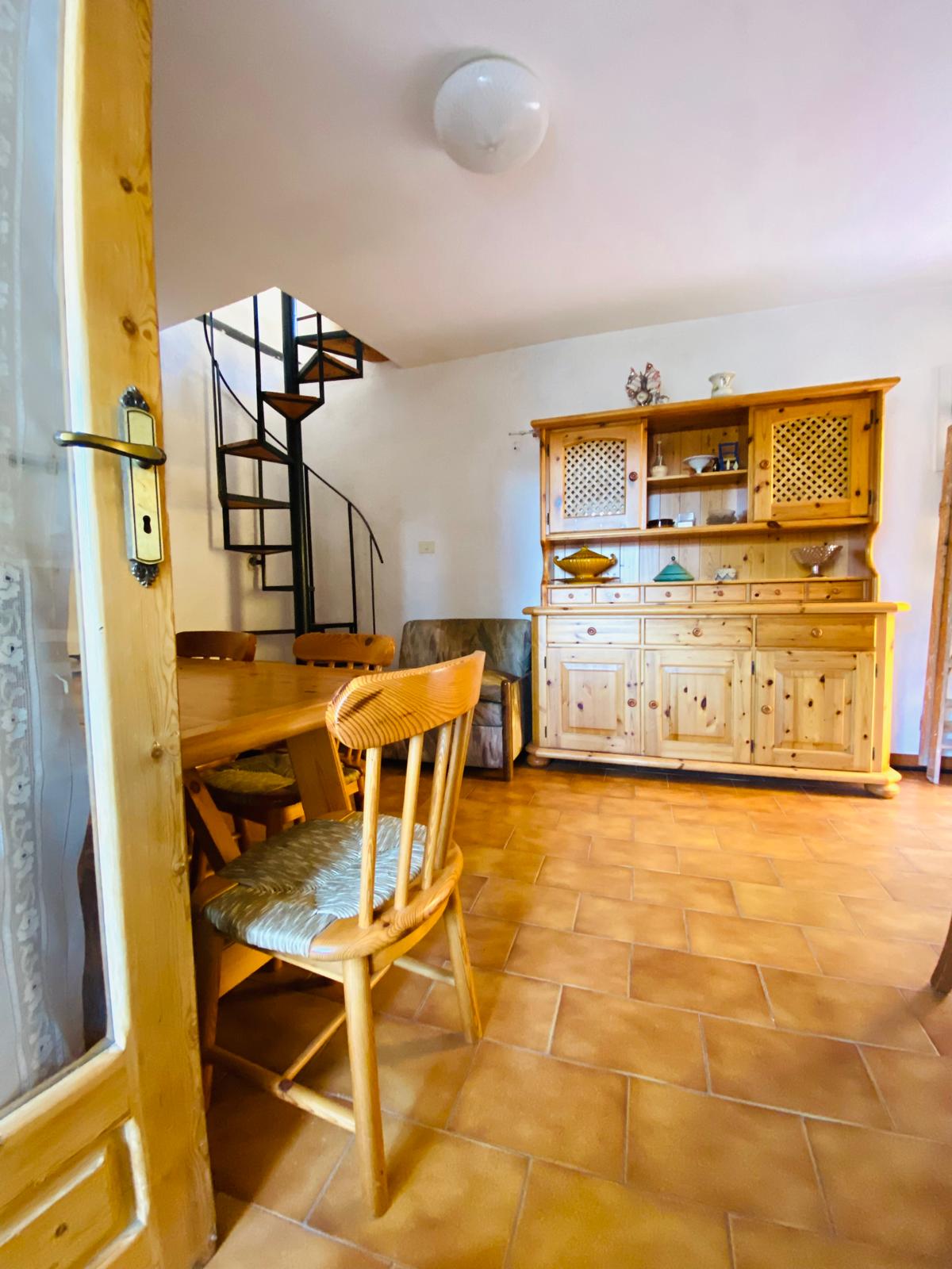 CASA NEL BORGO DI CARNEA – FACCIATA RIFATTA E AMBIENTI ABITABILI