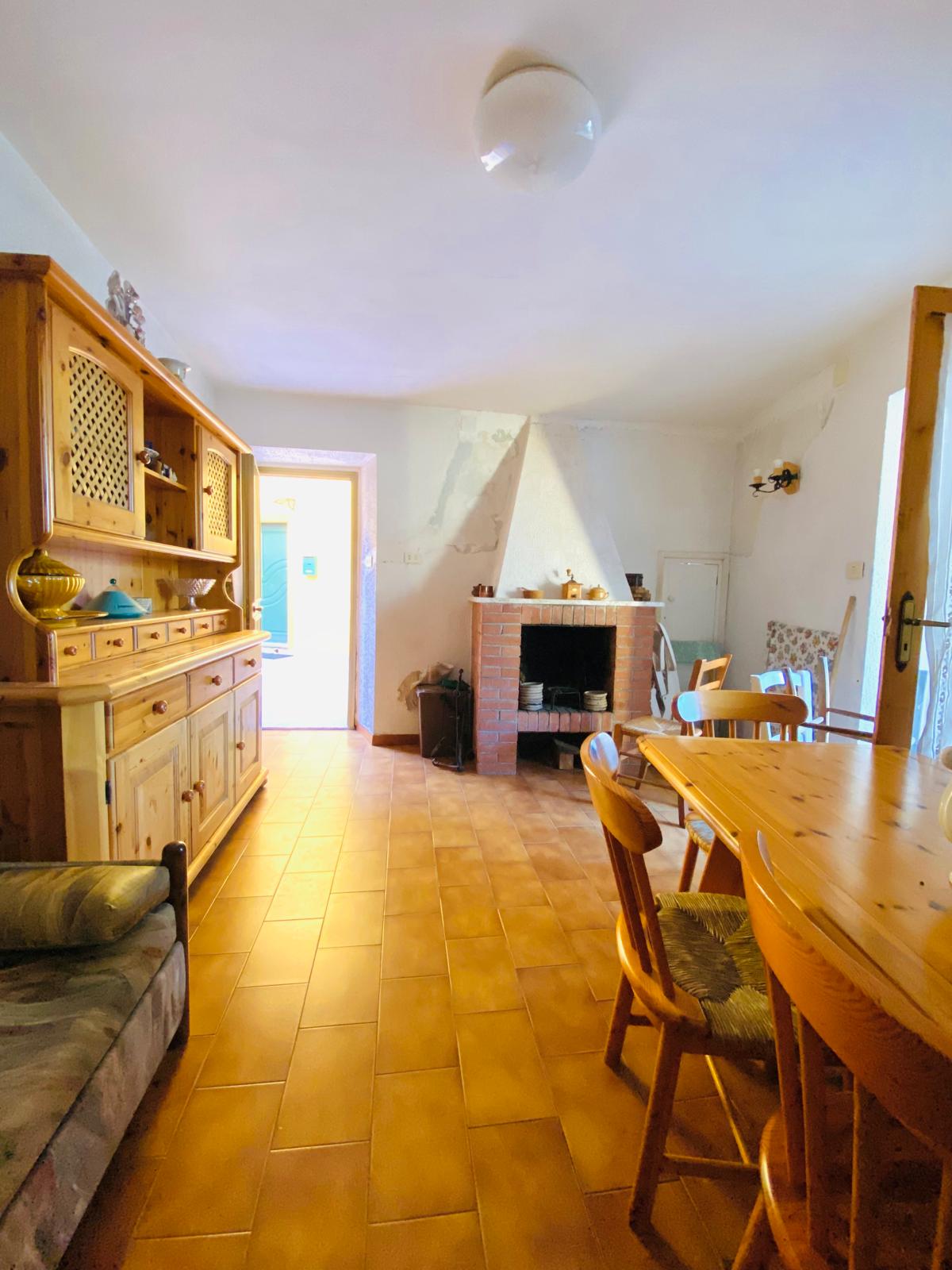 CASA NEL BORGO DI CARNEA – FACCIATA RIFATTA E AMBIENTI ABITABILI