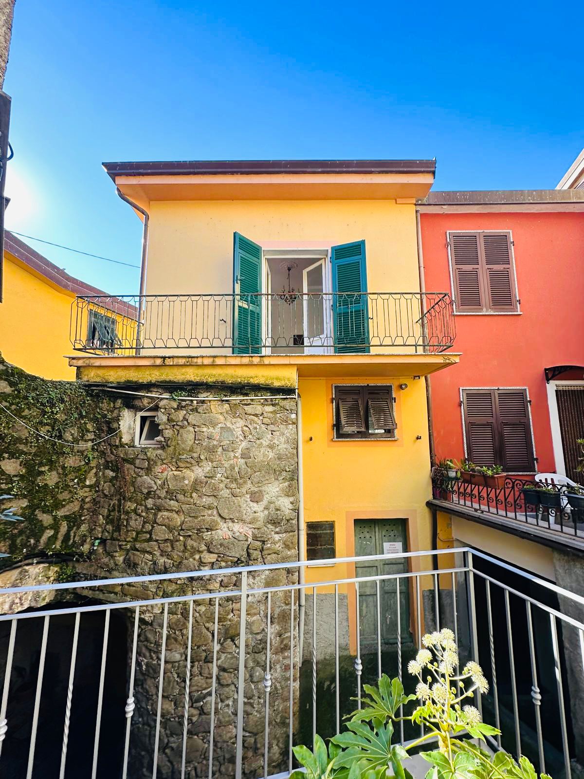 CASA NEL BORGO DI CARNEA – FACCIATA RIFATTA E AMBIENTI ABITABILI