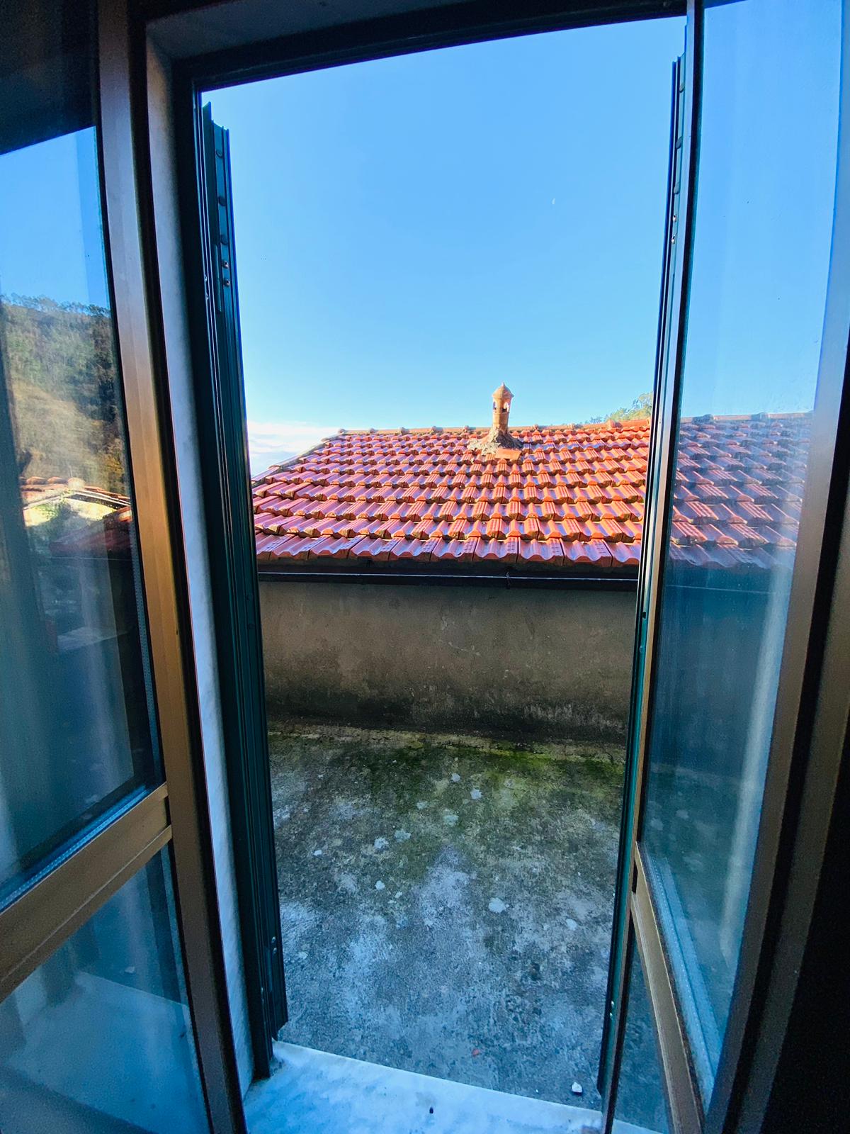 ABITAZIONE NEL BORGO DI CARNEA CON TERRAZZINO E VISTA SUI TETTI