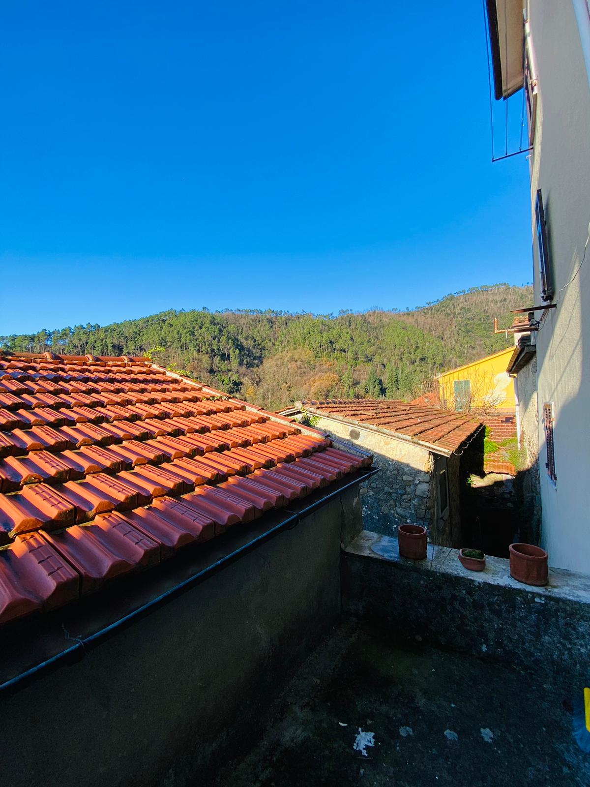 ABITAZIONE NEL BORGO DI CARNEA CON TERRAZZINO E VISTA SUI TETTI