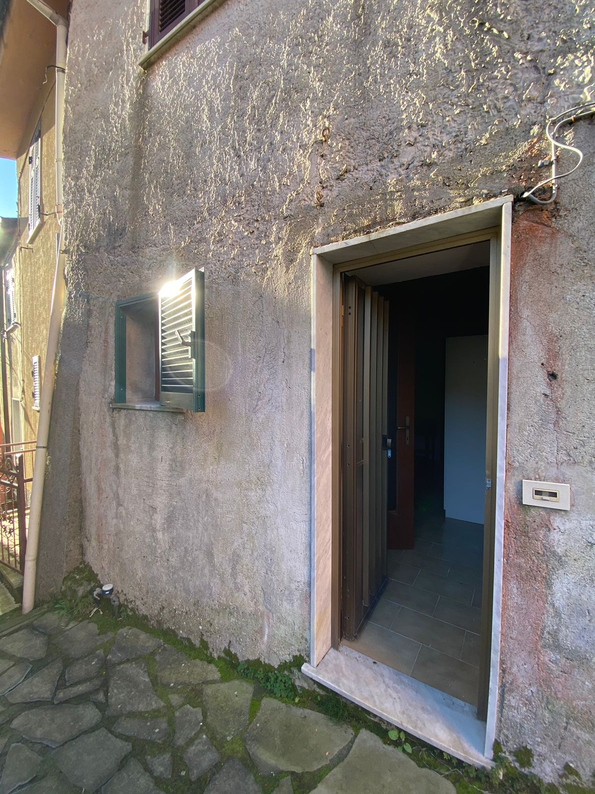 ABITAZIONE NEL BORGO DI CARNEA CON TERRAZZINO E VISTA SUI TETTI