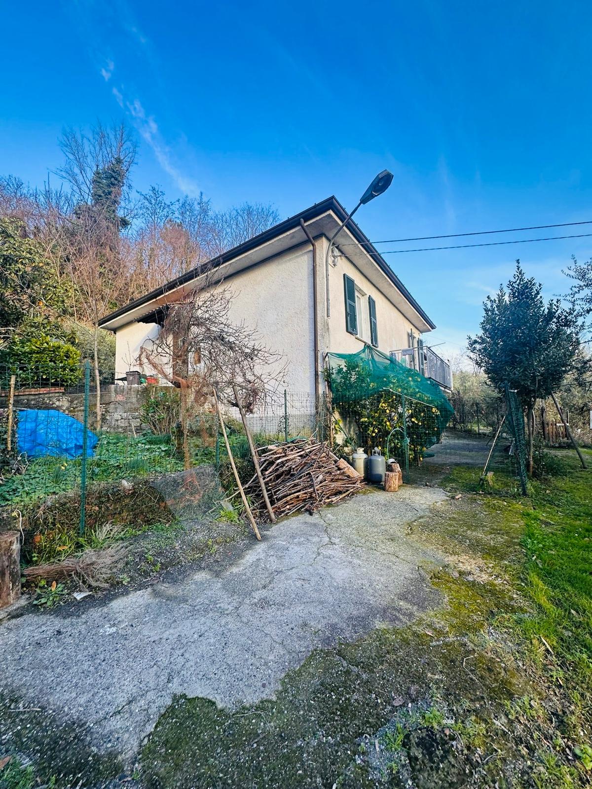 Indipendente con terreno, ulivi e vista mare – 15 min da Follo