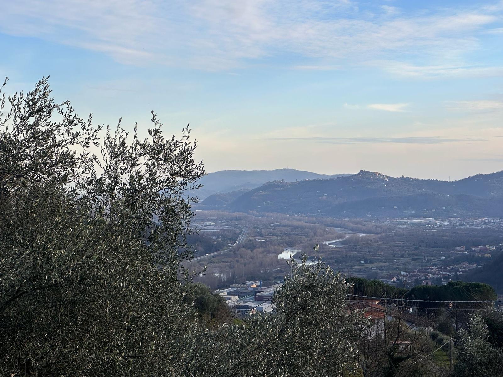 Indipendente con terreno, ulivi e vista mare – 15 min da Follo