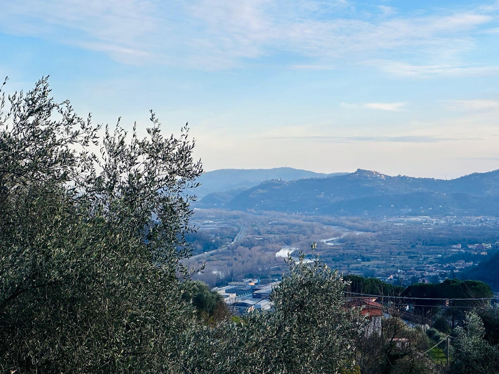 Indipendente con terreno, ulivi e vista mare – 15 min da Follo