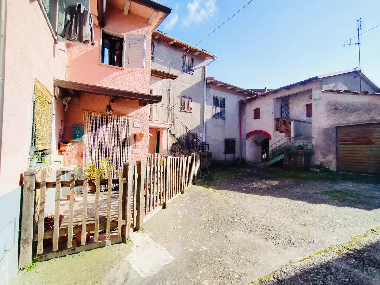 Affascinante casa di borgo con camino e vista sulle valli della Lunigiana