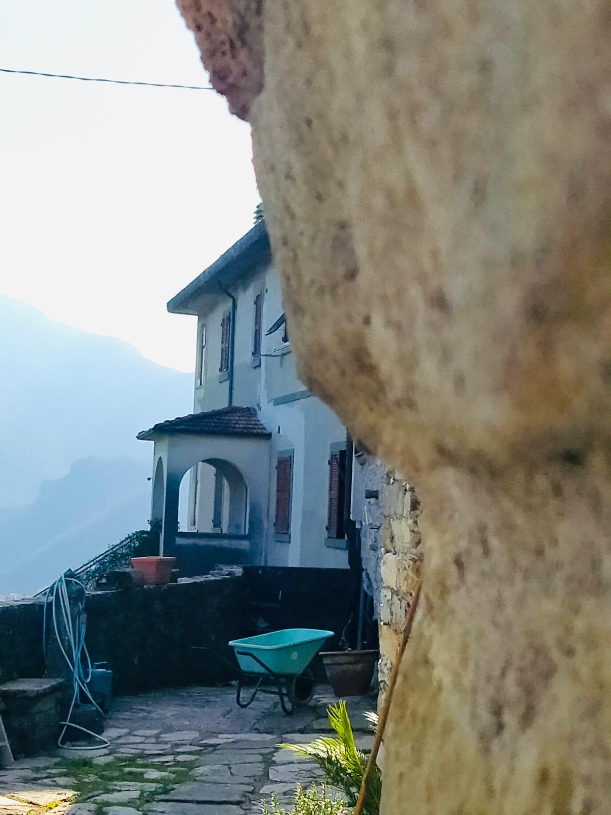 Affascinante casa di borgo con camino e vista sulle valli della Lunigiana
