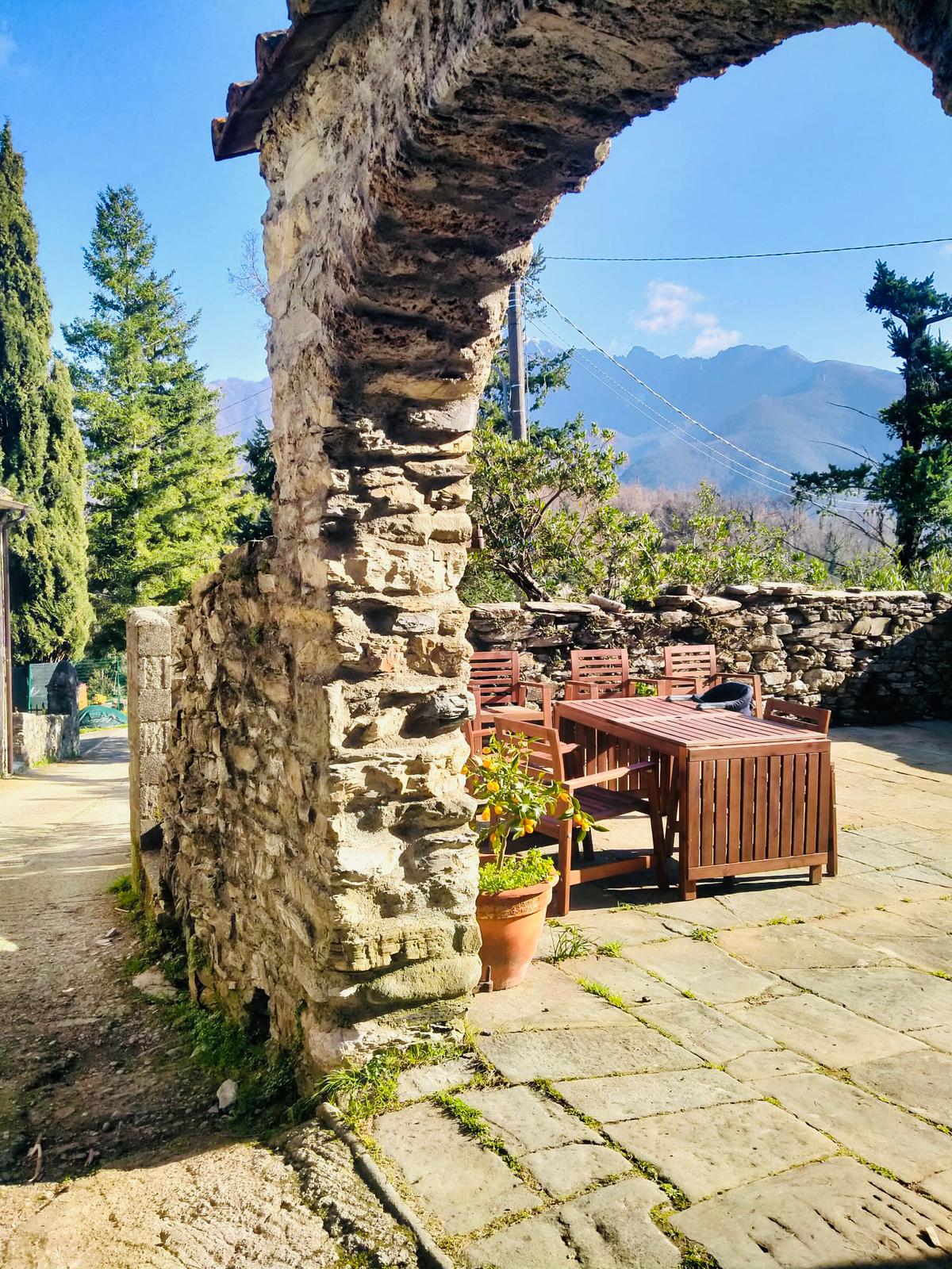 Affascinante casa di borgo con camino e vista sulle valli della Lunigiana