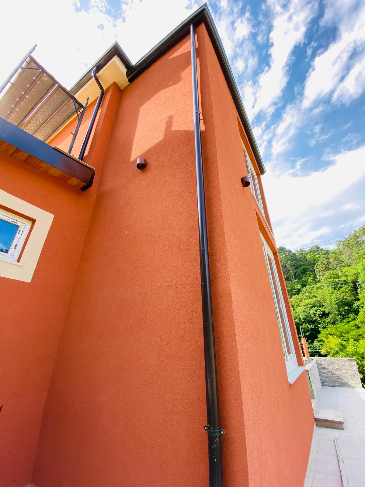 Una parete di vetro sul verde – Nuova costruzione con giardino privato