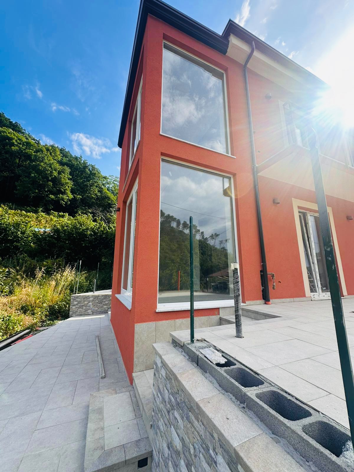 Una parete di vetro sul verde – Nuova costruzione con giardino privato