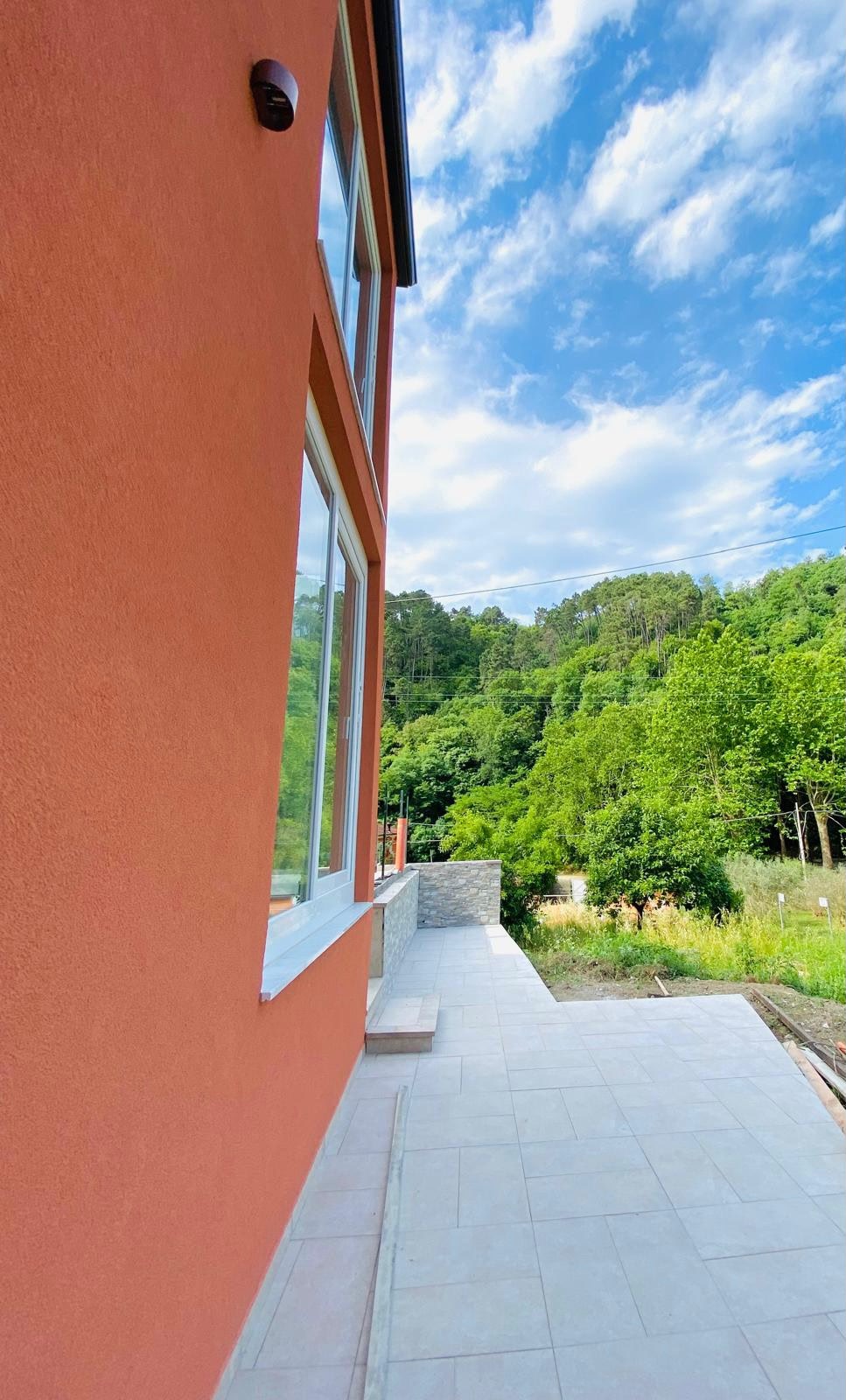 Una parete di vetro sul verde – Nuova costruzione con giardino privato