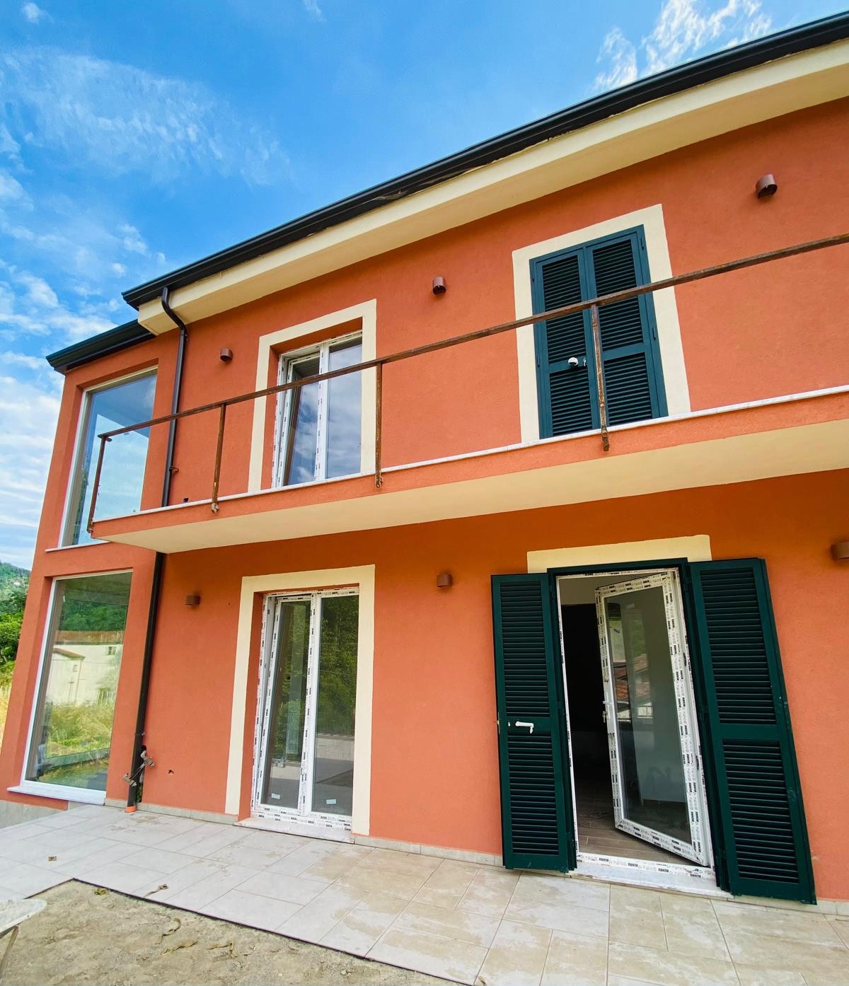 Una parete di vetro sul verde – Nuova costruzione con giardino privato